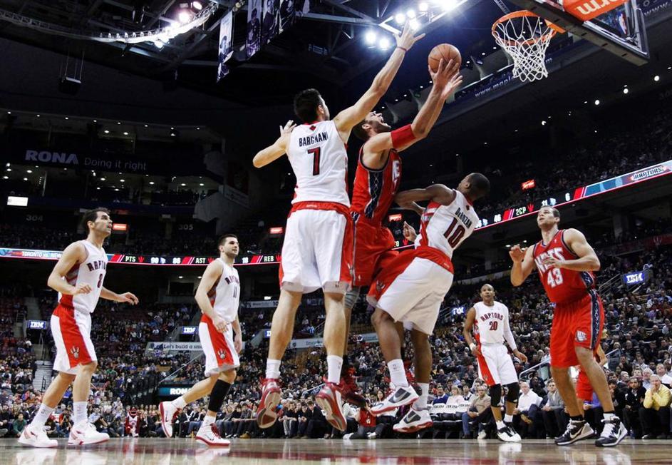 Brook Lopez in Andrea Bargnani ter DeMar DeRozan 