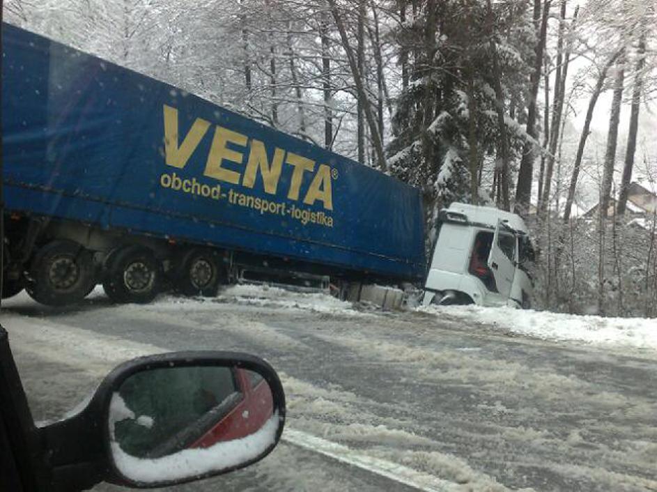 Na cesti med Škofljico in Pijavo Gorico je, kot poroča naš bralec, s ceste tako 