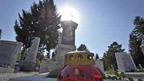 slovenija 22.08.12, Zale, pokopalisce, vrocinski pogreb, drazji pogreb ob poznej