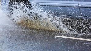 dež luža cesta avto