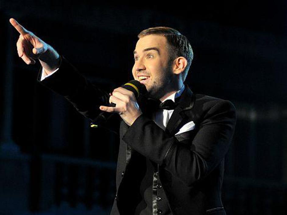 Anžej Dežan je zapel pesem Šopek maka.