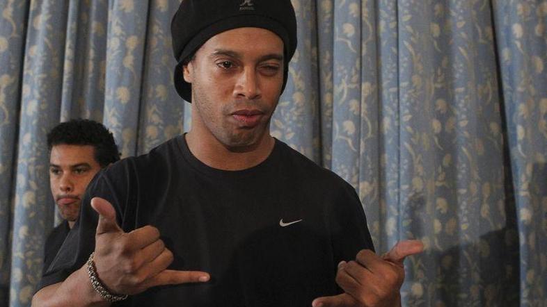 Ronaldinho se vrača domov. (Foto: Reuters)