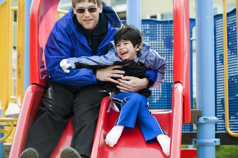 Zivljenje 02.09.13, cerebralna paraliza, otrok, skrbnik, oce, igra, igrala, foto | Avtor: Shutterstock