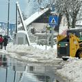 Delavci so sneg s pločnikov odstranjevali včeraj, nove snežne padavine pa so nap