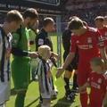 Trenutek zavrnitve - Gerrard proti mlademu dečku. (Foto: YouTube)