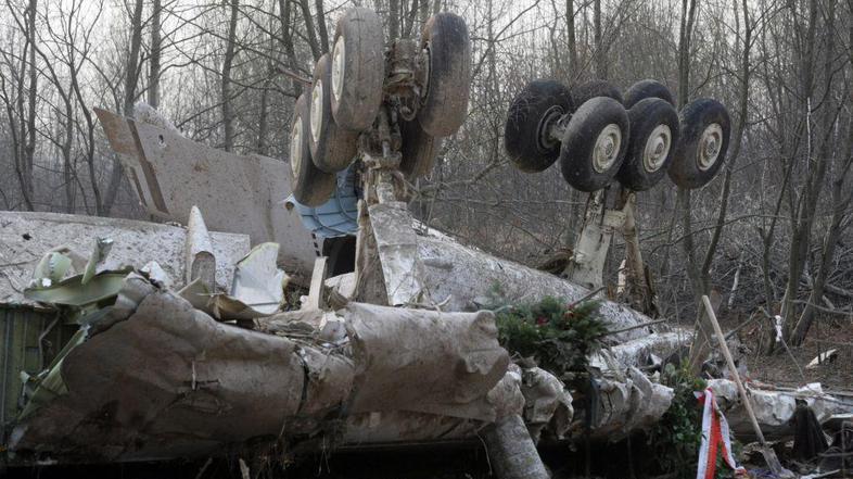 Neznanci so izkoristili nesrečo in oropali eno od žrtev. (Foto: EPA)