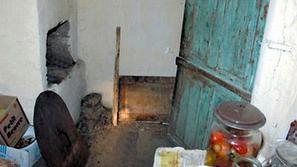 Ko so v hišo prišli policisti, je ogenj v krušni peči že pogasnil. V peči so naš