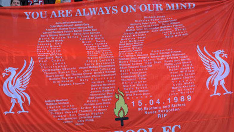 Navijači so se žrtvam poklonili na torkovi tekmi Lige prvakov.