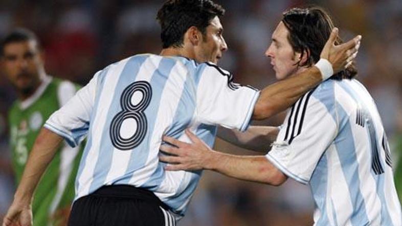 Zanetti (levo) in Messi dobro sodelujeta v reprezentanci. Bosta v prihodnosti tu
