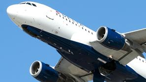 Novice: Z letom za 600 tisoč evrov so želeli deportirati sedem ljudi, to je sledilo