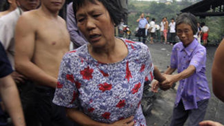 Sorodniki žalujejo za žrtvami eksplozije.