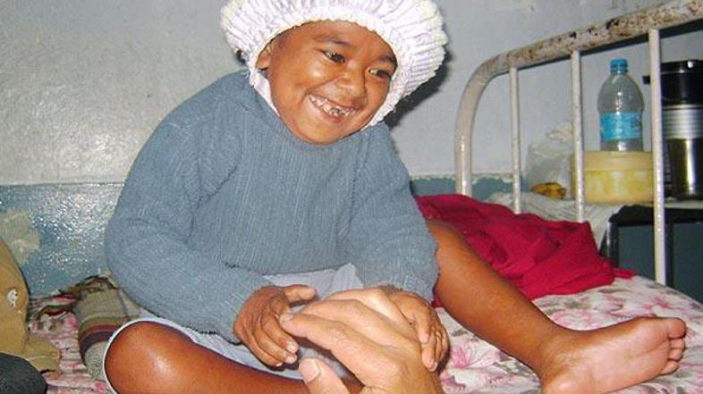 Odrasel moški, ki je videti kot otrok.