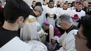 Fuad Tval poljublja križ