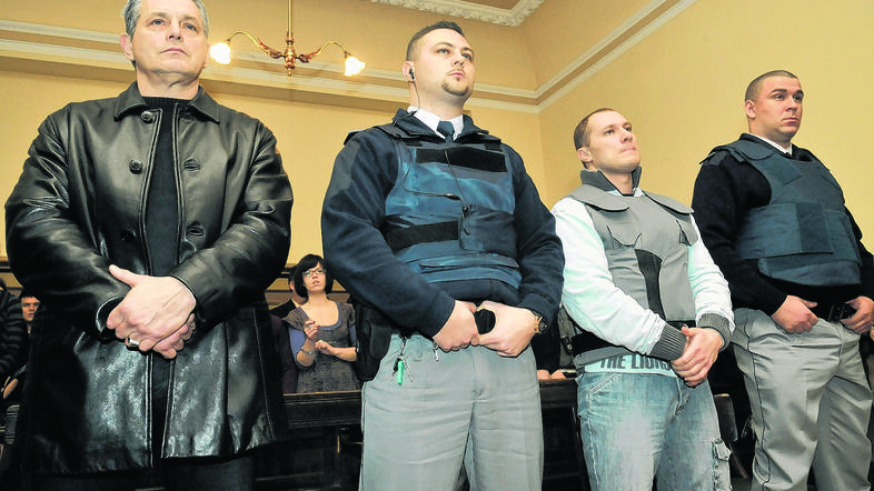 Suljanovića (desno) bodo jutri navsezgodaj na obravnavo tožbe pripeljali iz kopr