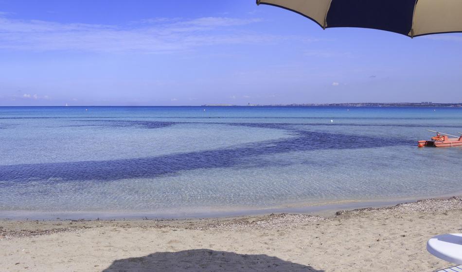 Na plaži plačala ležalnika, zaračunali so jima še postavko "Baby"