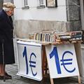 Slovenija 04.12.2013 starejsa zenska ogleduje stojnico s knjigami za 1 evro; fot