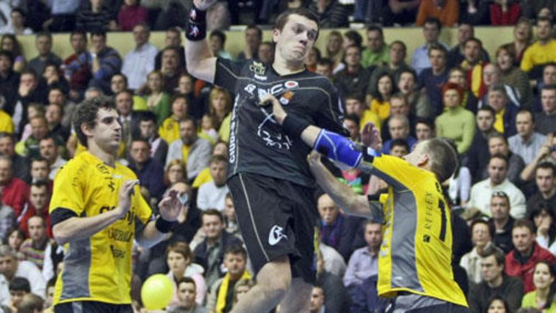 Na prvi tekmi je Sergej Rutenka s soigralci z 31:22 premagal Gorenje.