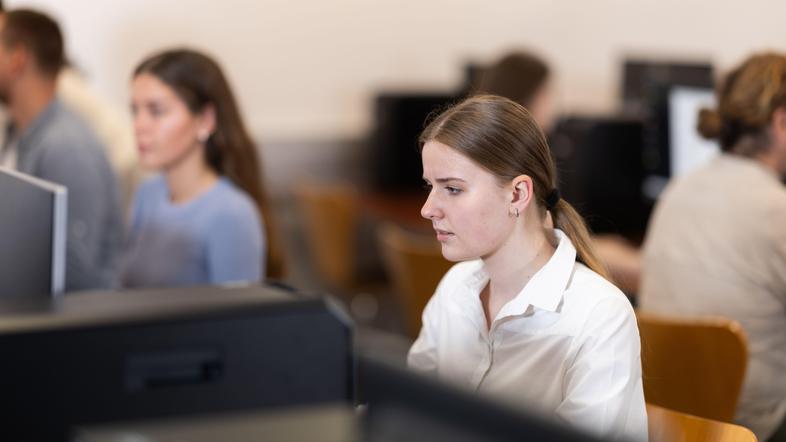 Mlada ženska na računalniku