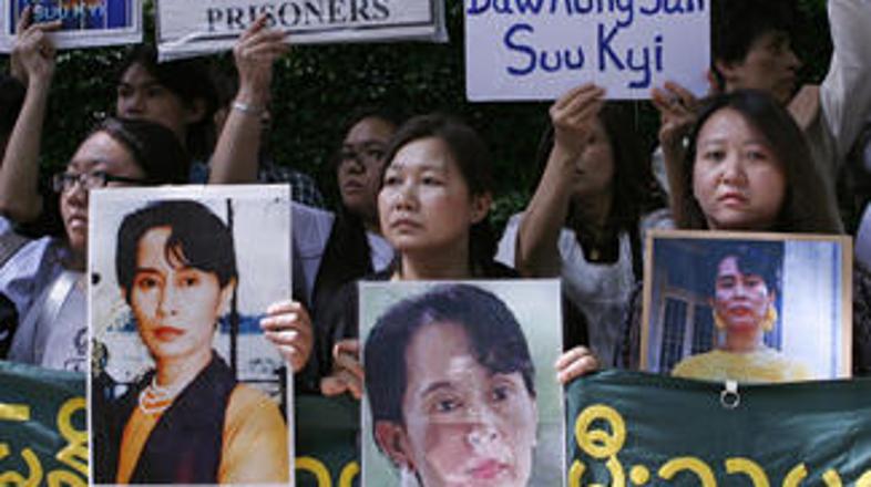 Pred zaporom se je zbralo okoli sto podpornikov voditeljice opozicije.