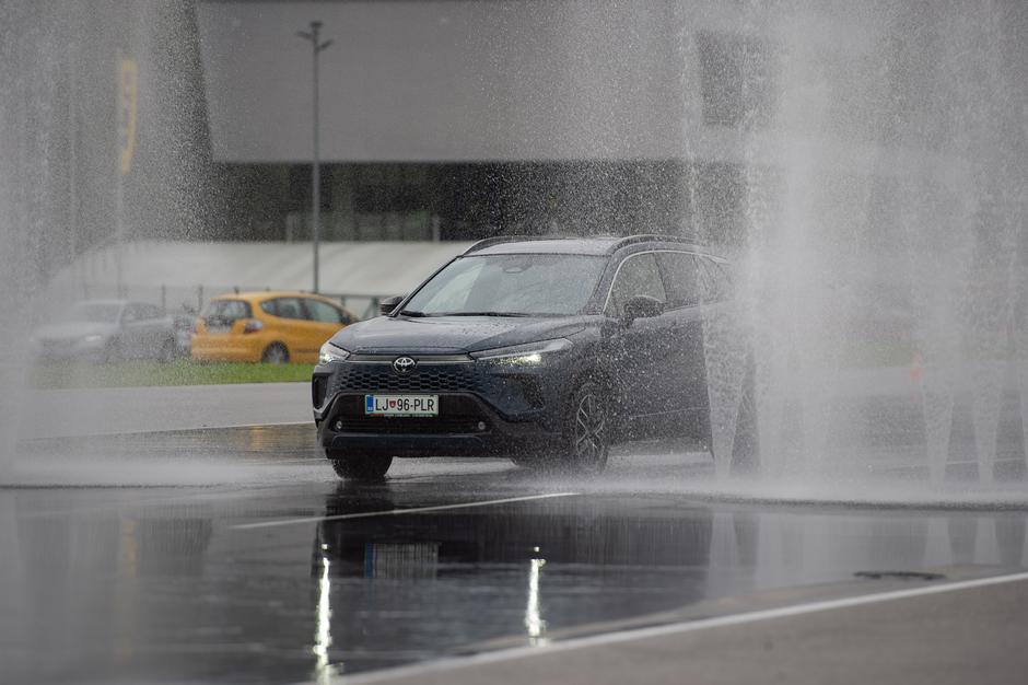 Preizkus zaviranja s Toyotinimi vozili na AMZS poligonu varne vožnje na Vranskem. | Avtor: Anže Petkovšek