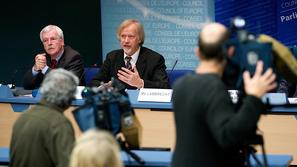 Epidemiolog Wolfgang Wodarg (desno) je včeraj pred Svetom Evrope ponovil očitke,