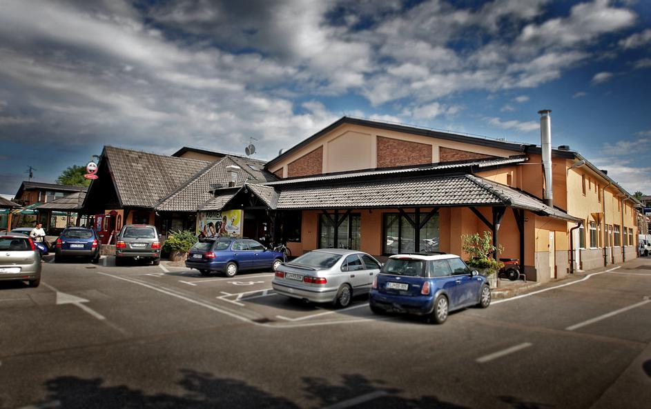 Glavni Konex center (v njem so dvorane za badminton, fitnes, skvoš in aerobiko t