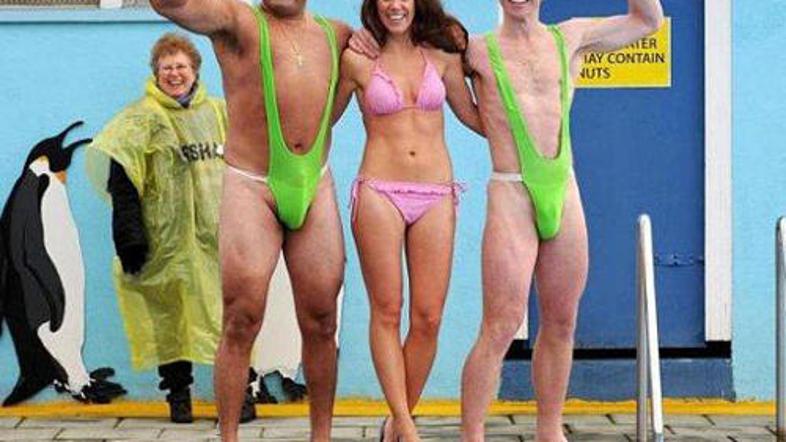 Moški so pogumno pozirali in razkazovali svoje gole zadnjice.