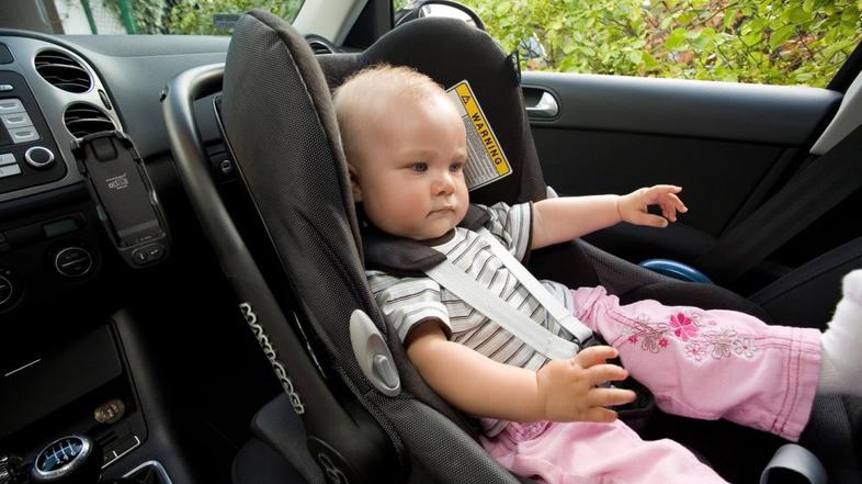 Otrok v otroškem sedežu