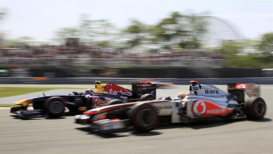 Lewis Hamilton (McLaren) in Mark Webber (Red Bull)