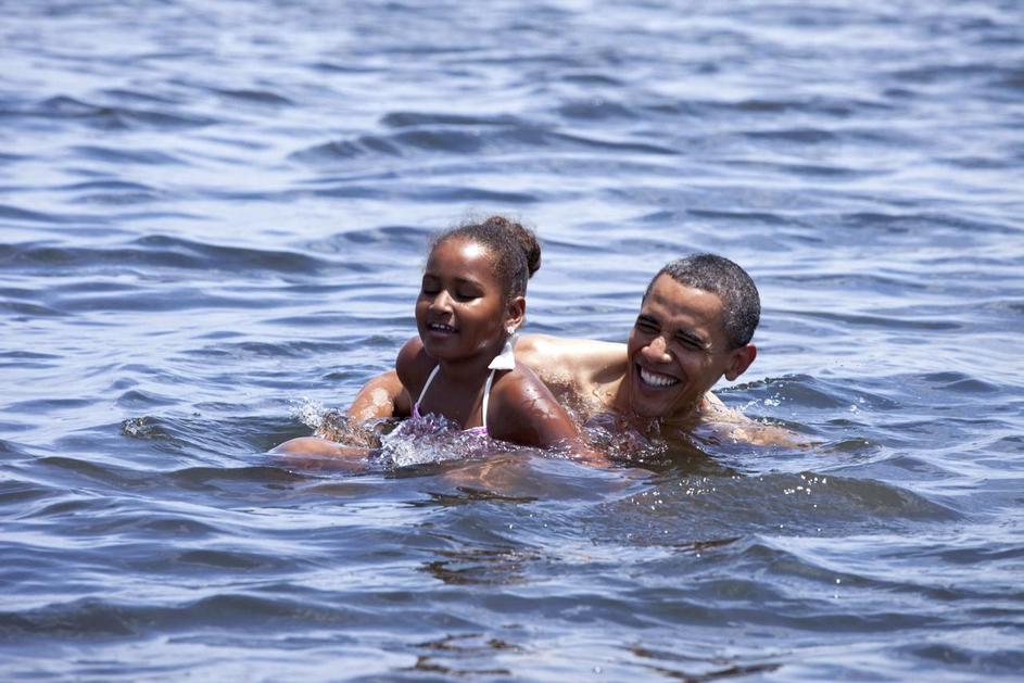 Barack Obama s hčerko Sasho ob floridski obali dokazuje, da je morje v Mehiškem 