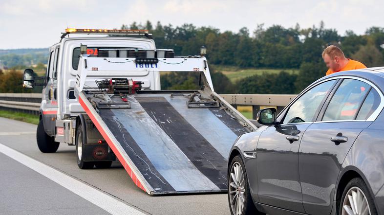 vlečna služba, okvara avta na avtocesti,
