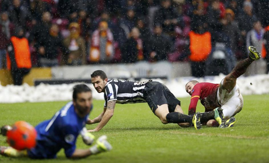 Strel Wesleya Sneijderja za zadetek proti Juventusu.