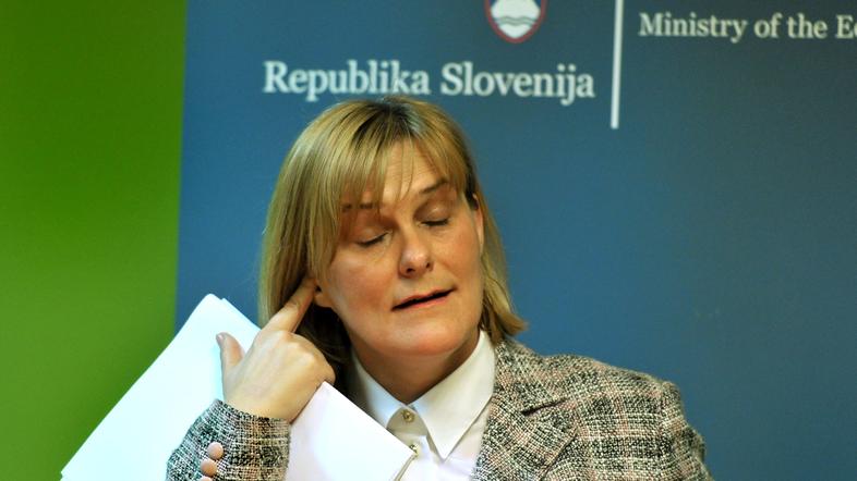 Na ministrstvu se nam po poizvedovanju, zakaj potrebujemo fotografiji Senčurja i