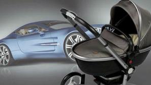 Otroški voziček znamke Aston Martin