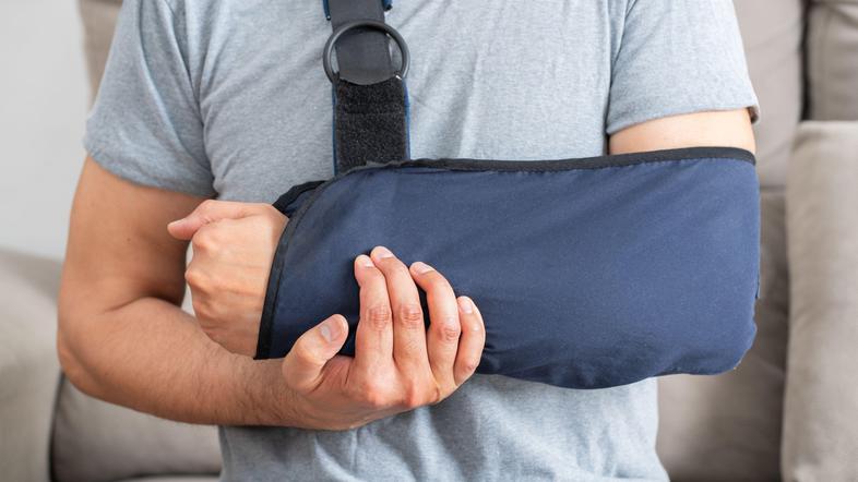 moški s poškodovano roko