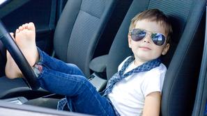 Otrok v avtomobilu