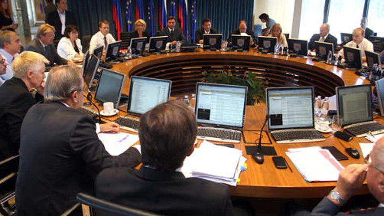 Ministrska ekipa zaradi neusklajenosti glede zamrznitve pokojnin ne bo obravnava