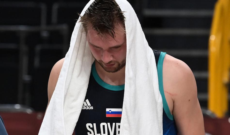 Dallas Mavericks sprožili ogorčenje navijačev z odstranitvijo oglasnega panoja Luke Dončića