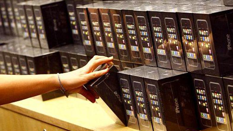 Nekateri mobilni operaterji na svetu so že prejeli zahetev Appla, da naj nehajo 