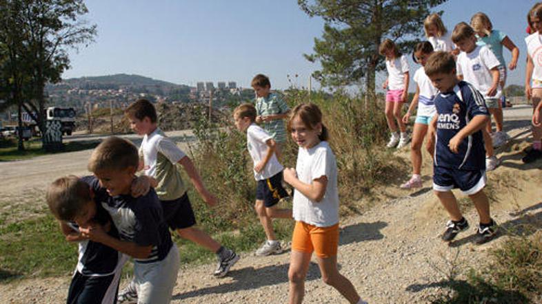 Starši in bralci so opozorili na prah, ki ga povzročajo tovornjaki ob gradnji ol