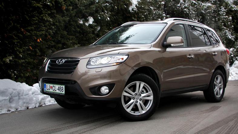 Santafe je na zunanjosti malenkost pridobil, obenem pa lastnikom predhodnega mod