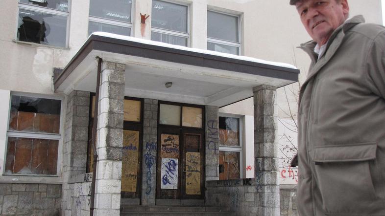 Prazna nekdanja šola zaradi opuščenosti že leta propada, opozarja predsednik KS 
