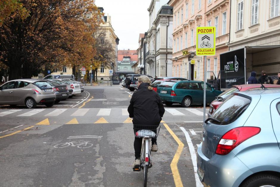 Maribor Slomškov Trg kolesarji kolo kolesarjenje | Avtor: Nino Verdnik