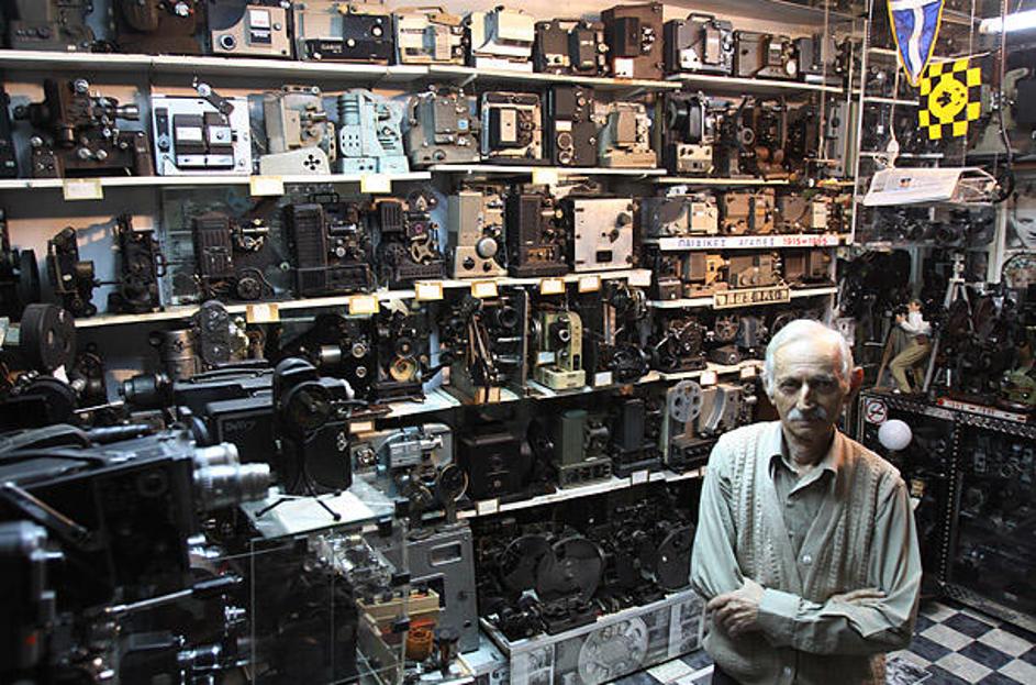 80-letni Dimitris Pistiolas že od svojega 15. leta zbira kamere, njegova zbirka 