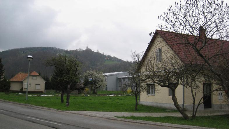 Nekoč, ko tu ne bo več hiš in močvirja, bodo tu tekali atleti. (Foto: Nada Černi