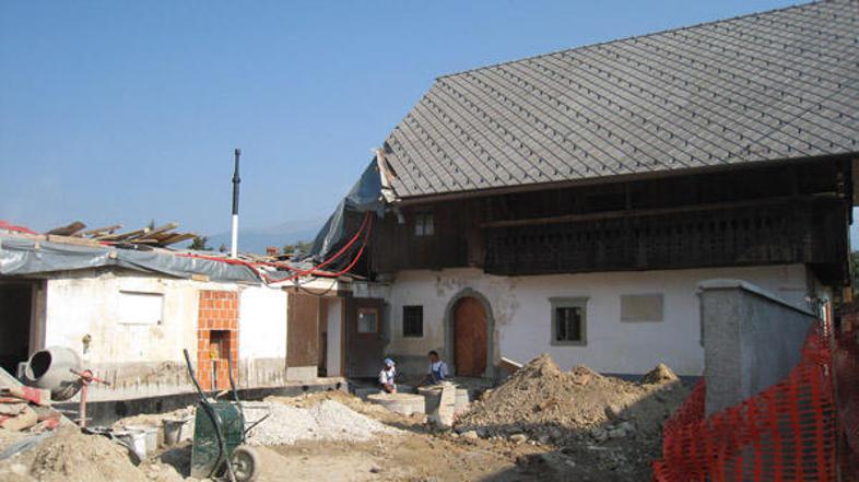 Rojstno hišo Blaža Kumerdeja, Sk'bletovo domačijo, je novi lastnik obnovil, na m