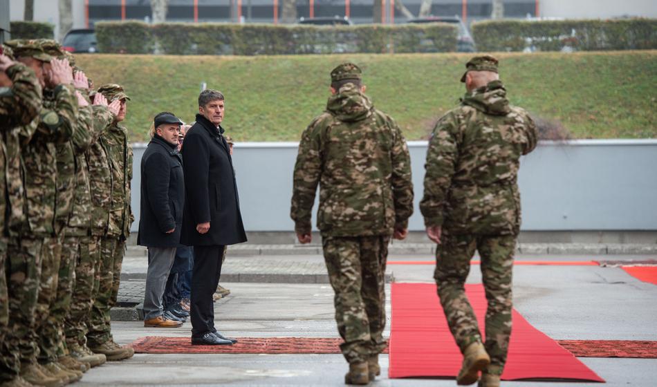 Bo Slovenija na Grenlandijo poslala dva vojaka?