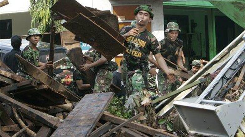 Jez, ki se je podrl zaradi močnega deževja in naraslih voda, je pod sabo pokopal