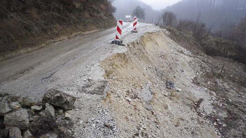 Plaz, ki se je sprožil ob jesenskem deževju, je sprva še omogočal promet. (Foto: