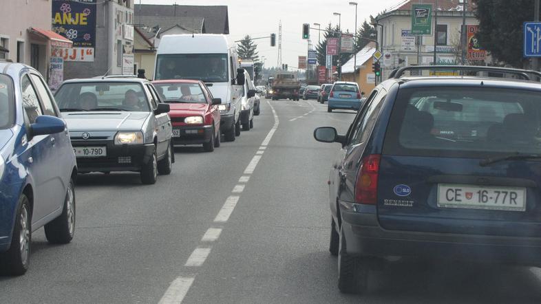 Po glavni prometni osi se pogosto, ob konicah pa skoraj vedno promet vije kot ja